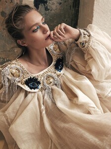 vogue-taiwan_aug-2019_greg-swales_melina-chen254e9c751c0f506f74dc00cbb2f37a953_thumb.thumb.jpg.4cd02a615bae11e2f98b0f4cc574a1e7.jpg