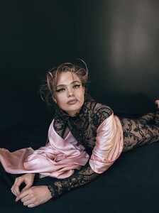 vogue-taiwan_aug-2019_greg-swales_melina-chen32675215db9d8ef9d30783a369d82925cd_thumb.thumb.jpg.7d9804d8a07b9af425c2b4a9b609fec1.jpg
