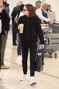 zoey-deutch-lax-in-los-angeles-02-26-2020-2.jpg