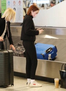 zoey-deutch-lax-in-los-angeles-02-26-2020-4.jpg