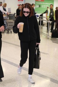 zoey-deutch-lax-in-los-angeles-02-26-2020-5.jpg