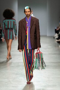 00003-Kenneth-Ize-RTW-Fall-2020-credit-Shoji-Fuji.thumb.jpg.fc69d77e128033188d699f93b646d282.jpg