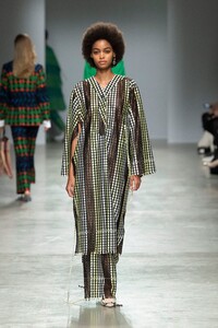 00024-Kenneth-Ize-RTW-Fall-2020-credit-Shoji-Fuji.thumb.jpg.7de63d1967dc6725bc416406814d2742.jpg