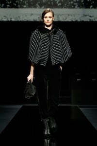 00032-giorgio-armani-fall-20-RTW.thumb.jpg.6222730c9a855ce0d2aa568317d1076e.jpg