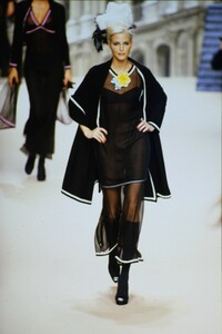 1010561499_chanel-fw-1994(5).thumb.jpg.14620f8021b7d0a0d66b7e76571c4af1.jpg