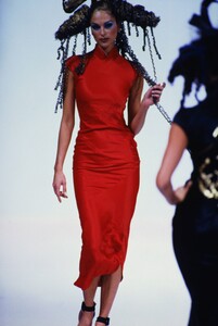 1058895155_john-galliano-ss-1993(5).thumb.jpg.1f9c125eddc0cde35c1cbcce0e8419d6.jpg