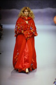 107037379_chloe-fw-1995(8).thumb.jpg.bb07e79a130324a65fb364af7f333ae5.jpg