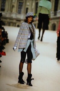 107471110_chanel-fw-1994(5).thumb.jpg.26e70794175f44f71cc2b35cbec59714.jpg