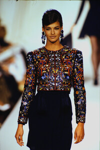 1109946614_valentino-hc-fw-1990(23).thumb.jpg.58820b554c9710c5095abc0b87782fc9.jpg