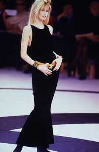 1115552518_chanel-fw-1996(16).thumb.jpg.abeb9c54f4cb10994fb2f91379c435b6.jpg