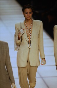 1118393016_giorgio-armani-ss-1994(8).thumb.jpg.1de30d8e5e46555c8c57d111a2b7edf0.jpg