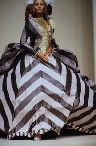 1154065554_john-galliano-ss-1994(6).thumb.jpg.bf27ec8994f5e7711f09ccfb37ddee46.jpg