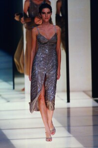 1208620185_giorgio-armani-ss-1998(5).thumb.jpg.64aa7a214471fa4b2c640523dafeafa6.jpg