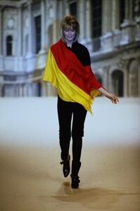 1208747823_chanel-fw-1994(14).thumb.jpg.84f8b2dcff59449c2d5fd749b5acd6e3.jpg