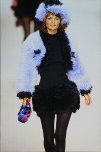 1221037012_chanel-fw-1994(2).thumb.jpg.8816c373fda49c9ba78e806ed71bde5e.jpg