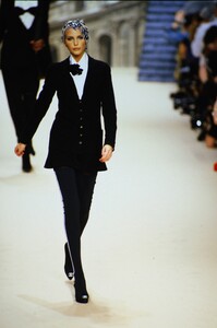 1304763195_chanel-fw-1994(16).thumb.jpg.3b6ee665938efd68a756f4e6e1458e18.jpg