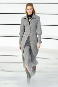 Sarah Dahl Chanel Fall 2020 RTW PFW 1.jpg