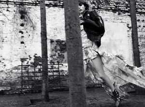 1343380081_voguegermany04.thumb.jpg.931f1898f6ee04fedc92506a7516a56d.jpg