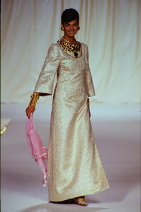 1350437498_valentino-hc-fw-1990(9).thumb.jpg.7872f36bdf11136d50fc2b06191ba431.jpg