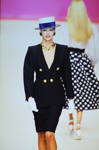 1361023521_YvesSaintLaurent1996SS(10).thumb.jpg.99484acfd9f88464f0abd253f0edc4e3.jpg