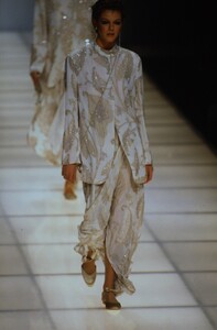 137997458_giorgio-armani-ss-1994(8).thumb.jpg.420f7630fc4afd84071ae03294abfb07.jpg