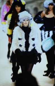 1497043229_chanel-fw-1994(8).thumb.jpg.54e010e18e6d2783d406155370c95ed2.jpg