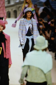 1505884110_chanel-fw-1994(4).thumb.jpg.e9e34bf397bc4588ec744ab790d60a9d.jpg