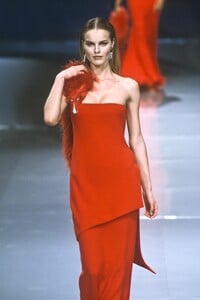 1518573658_Valentino1998WomenRTW173.thumb.jpg.e72b230371dd3e916385fe316ab52a72.jpg