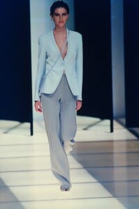 1536679830_giorgio-armani-ss-1998(4).thumb.jpg.1ebf8a7c93b4e1264c5fe9b4512eab4b.jpg