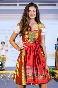 1537428828.0909-miss-austria-finalistinnen-gemeinsam-mit-la-hong-in-vietnam.jpg