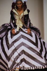 1537665884_john-galliano-ss-1994(9).thumb.jpg.dde9daddcd525878d60ff3e6a37da55f.jpg