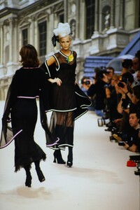 1564664407_chanel-fw-1994(8).thumb.jpg.7d624b99296155b8c9c33211839776d1.jpg