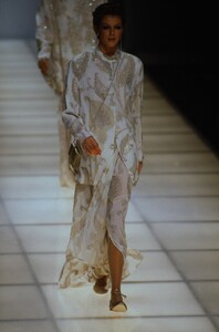 1574963185_giorgio-armani-ss-1994(9).thumb.jpg.a6525fd0410c889a80d29e3542e7d335.jpg