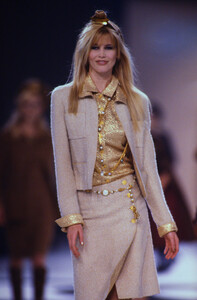 1627677917_chanel-fw-1996(8).thumb.jpg.2feeb7335ae0fd899611ba588ec755e4.jpg