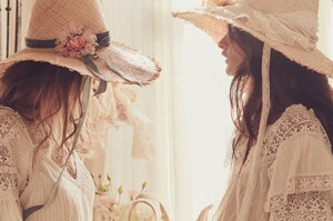 1652103507_3Caitlyn-Top-Antique-White2.thumb.jpg.87ae278910c4a850400a179e0d782a30.jpg