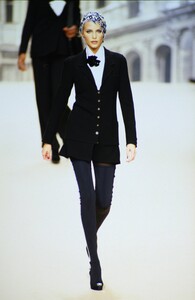 1658185707_chanel-fw-1994(19).thumb.jpg.136d53868505b9474890b3f19994c405.jpg