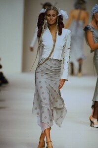 1684718709_john-galliano-ss-1994(2).thumb.jpg.d95316649a03c0123681e58b28457692.jpg