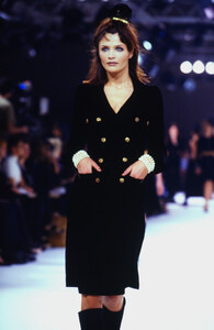 1692133740_chanel-fw-1996(4).thumb.jpg.cccf692381d0a8791b9d297affa18db6.jpg