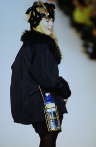 1694747244_chanel-fw-1994(2).thumb.jpg.9056ae472b2708287598af2c94447a5e.jpg