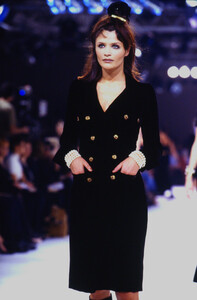 1736649257_chanel-fw-1996(5).thumb.jpg.98afd85cea6b588498a9aae289746fe2.jpg