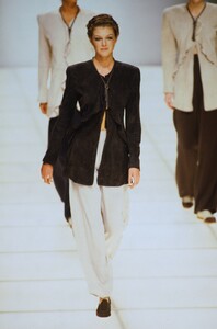 1761253495_giorgio-armani-ss-1994(4).thumb.jpg.26ca886d5a8db80204c501d19abf1267.jpg