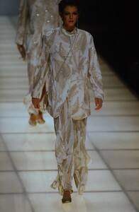 1781852823_giorgio-armani-ss-1994(7).thumb.jpg.175e85c75963e5c3883fb97c47eb95e3.jpg