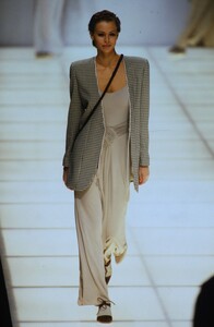 1817112931_giorgio-armani-ss-1994(5).thumb.jpg.09c7c6c1e51834f3096bf4c23c5c23e3.jpg