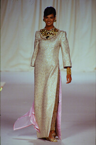 1888301320_valentino-hc-fw-1990(8).thumb.jpg.eb3b828c99a59a48855d20d7a9a722f4.jpg