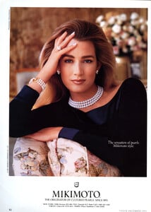 Suzanne Lanza - Vogue USA, December 1991.jpg
