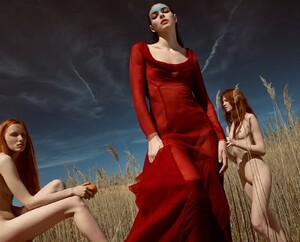 1949267097_VogueItaliaJuly2017-4.thumb.jpg.44a0ff303de65cfd7a50b95d78324912.jpg