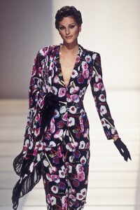 1951187075_GiorgioArmani1993WomenRTW121.thumb.jpg.7d5db899236c674f5bc5702967ef84fa.jpg