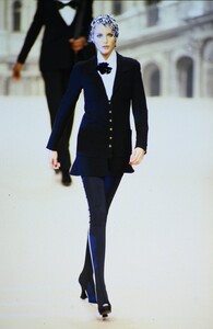 2006411169_chanel-fw-1994(18).thumb.jpg.d9b77e2e8242bd9314d256be465f536c.jpg