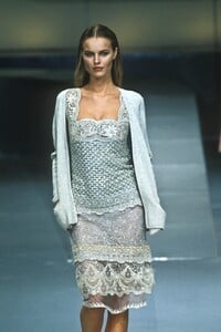 2011685176_Valentino1998WomenRTW22.thumb.jpg.e1eb2784653c1a3d2b87c73e8524d3dd.jpg