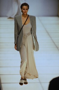 2059420956_giorgio-armani-ss-1994(4).thumb.jpg.466d2b5c43a47f69d44354ea55c3edf2.jpg